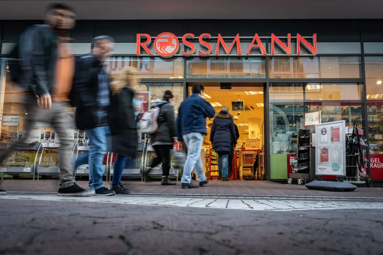 Drogeriemarkt Rossmann mit Einkäufern