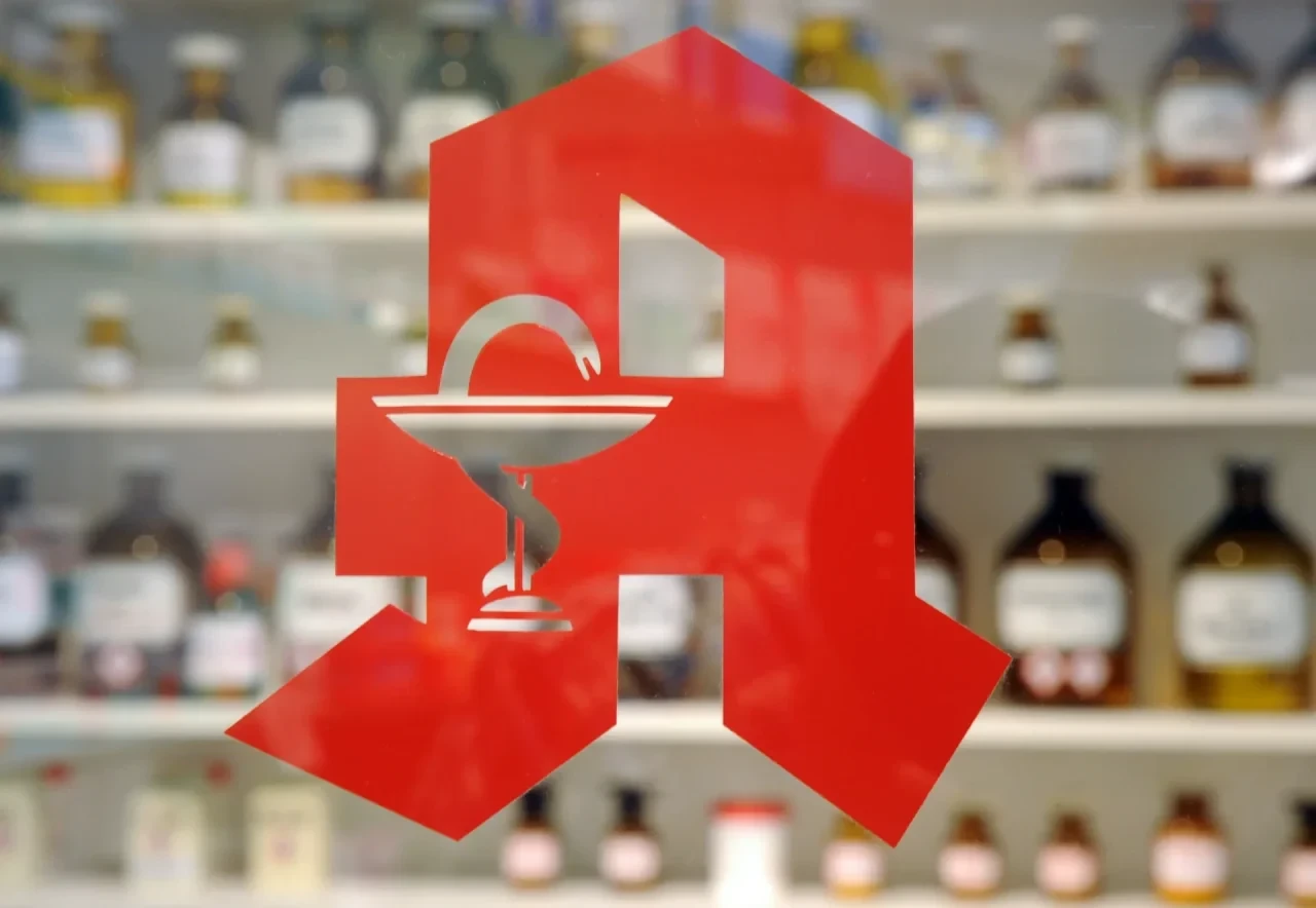 Rotes Apotheken-Logo: Symbolbild zur Klage gegen dm wegen Online-Angebot apothekenpflichtiger Arzneimittel