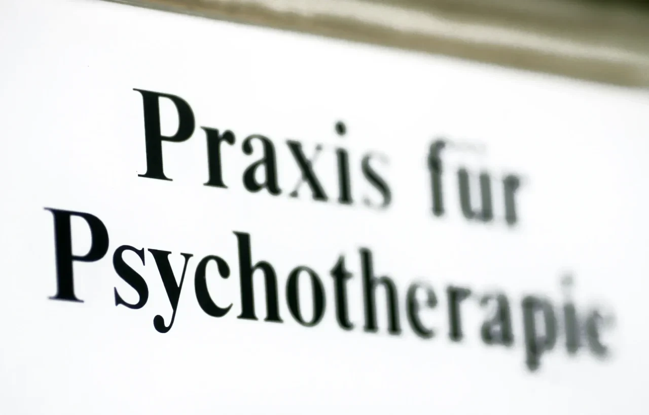 Praxis für Psychotherapie-Schild: steigende Angststörungen und psychische Belastung bei Mädchen.