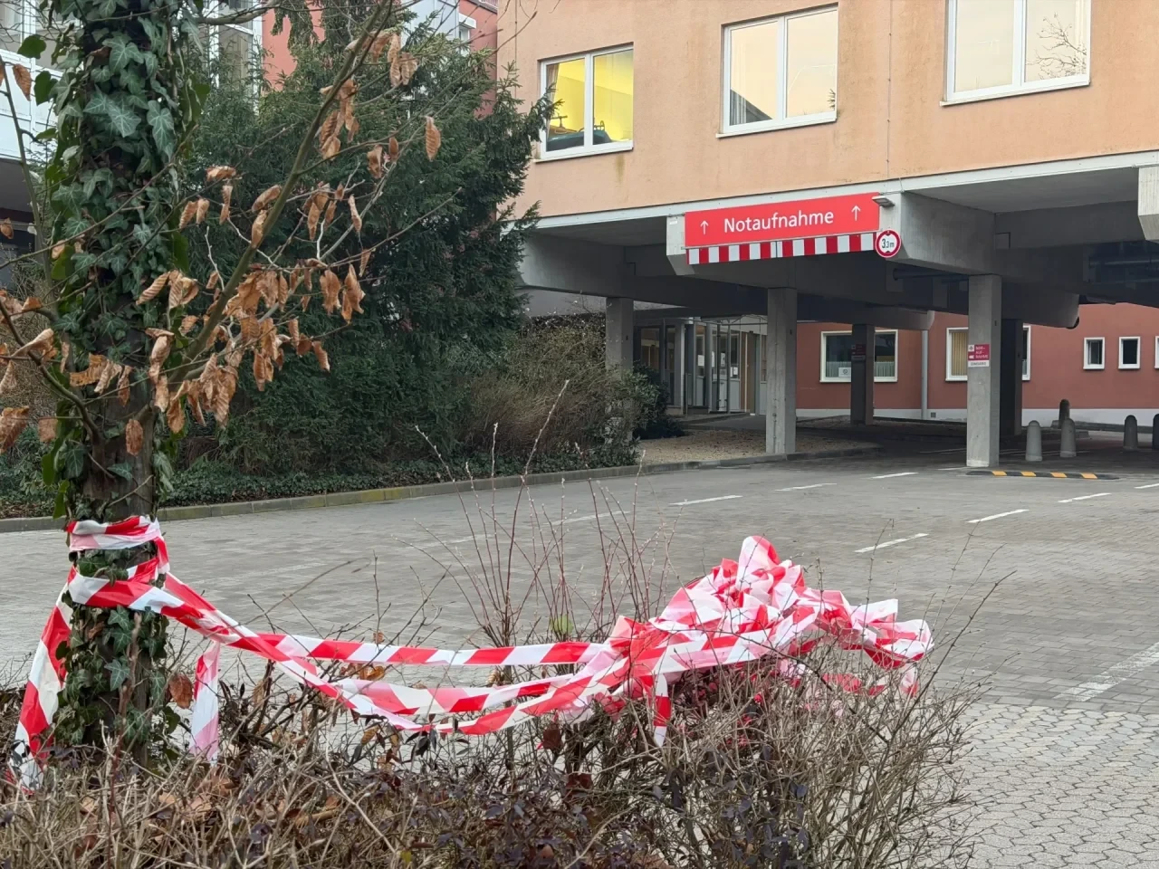 Polizeiabsperrband vor Notaufnahme