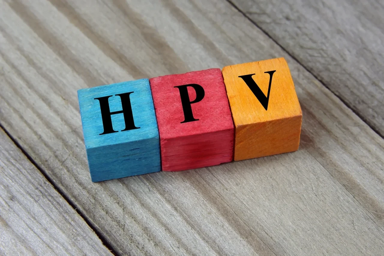 Drei bunte Würfel mit Buchstaben, die zusammengesetzt das Wort HPV ergeben