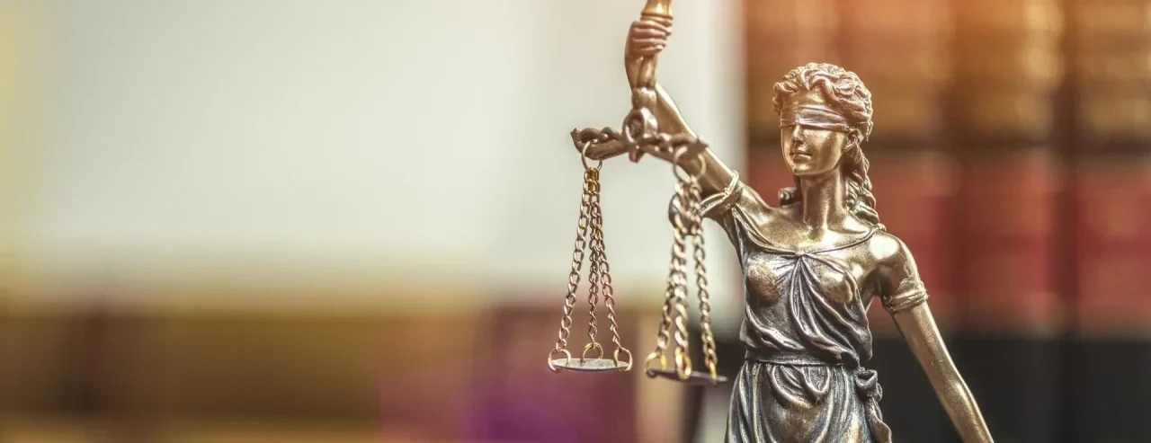 Justitia Statue hält Waage