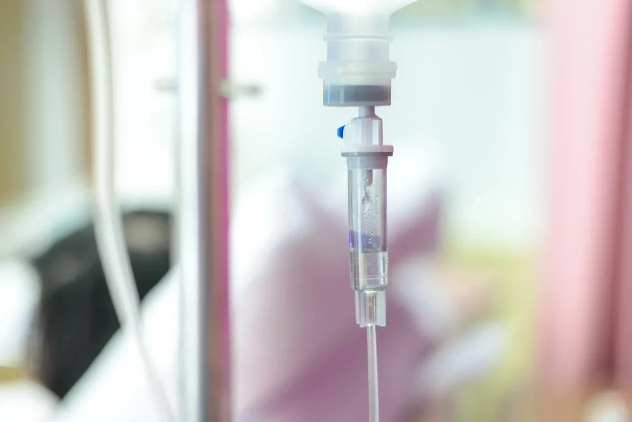 Symbolbild einer Infusion am Krankenbett.
