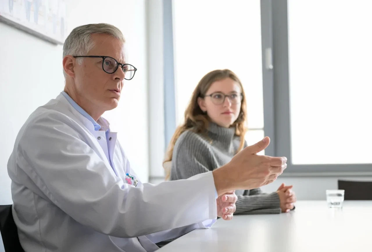 Marc Thill, Chefarzt der Klinik für Gynäkologie und Gynäkologische Onkologie im Markus Krankenhaus, und Anneke Jost, Betroffene, sprechen in einem Interview zum Thema Endometriose.