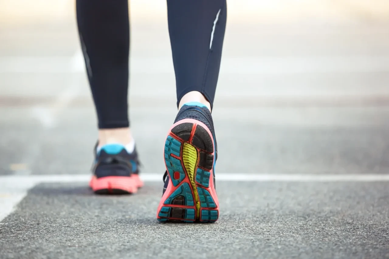 Laufschuhe auf Asphalt