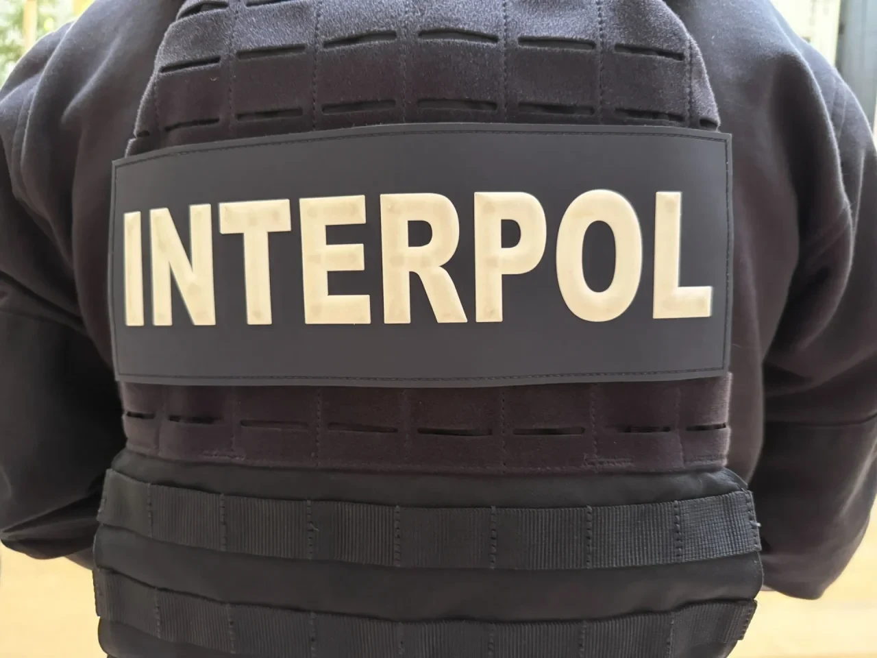 Ein Interpol-Mitarbeiter steht im Hauptsitz in Lyon.