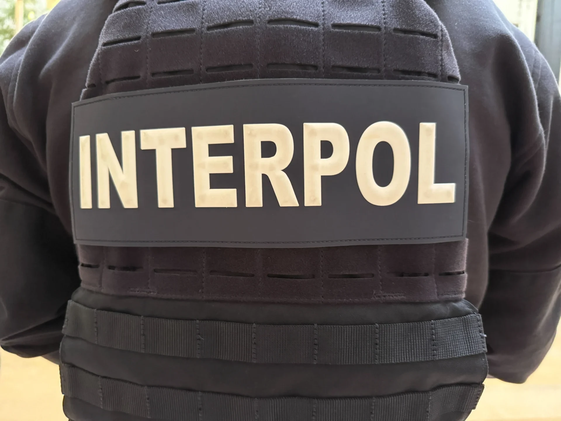 Ein Interpol-Mitarbeiter steht im Hauptsitz in Lyon.