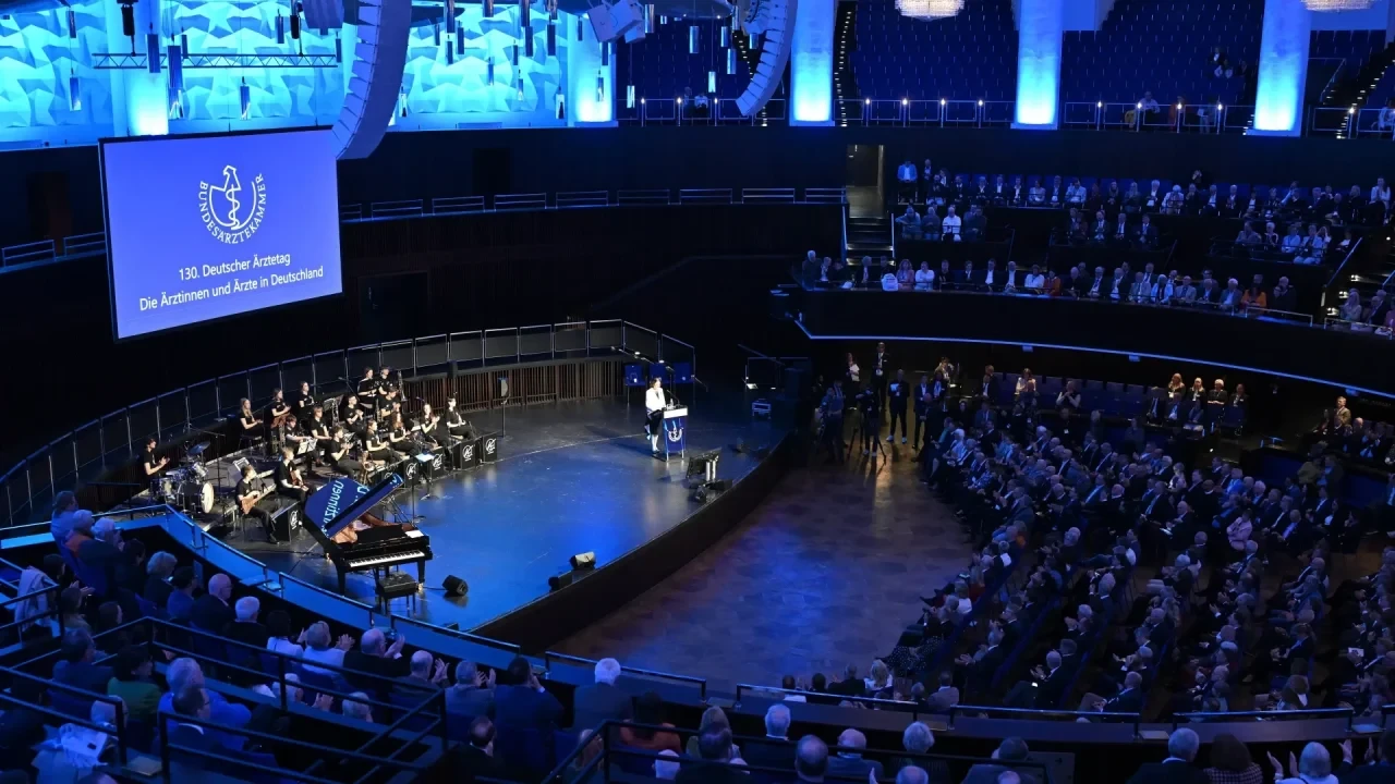 Niedersachsen, Hannover: Delegierte und Gäste sitzen zu Beginn des 130. Deutschen Ärztetages im Hannover Congress Centrum HCC.