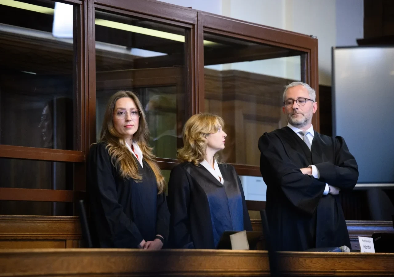 Die Rechtsanwälte des Angeklagten, Klaudia Dawidowic (l-r), Ria Halbritter und Christoph Stoll, stehen beim Mordprozess gegen einen Palliativarzt, der in Berlin 15 Menschen getötet haben soll, im Landgericht Berlin.
