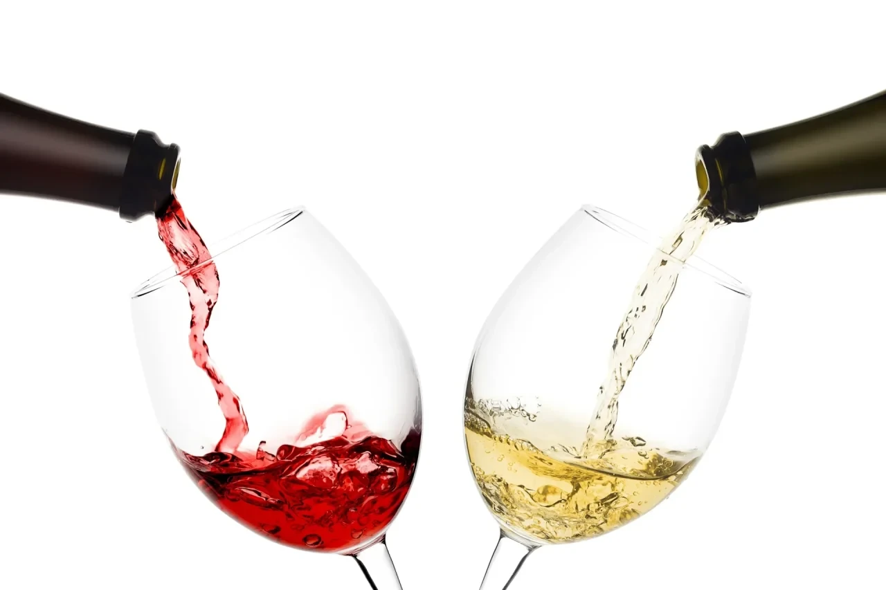 Zwei Gläser Wein, eins rot, eins weiß