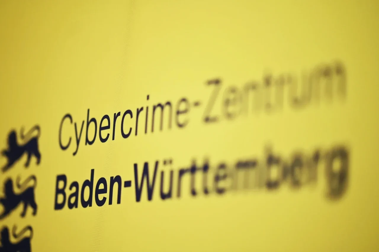 Auf einem Roll-Up im Cybercrime-Zentrum Baden-Württemberg ist der Name der Einrichtung angebracht.