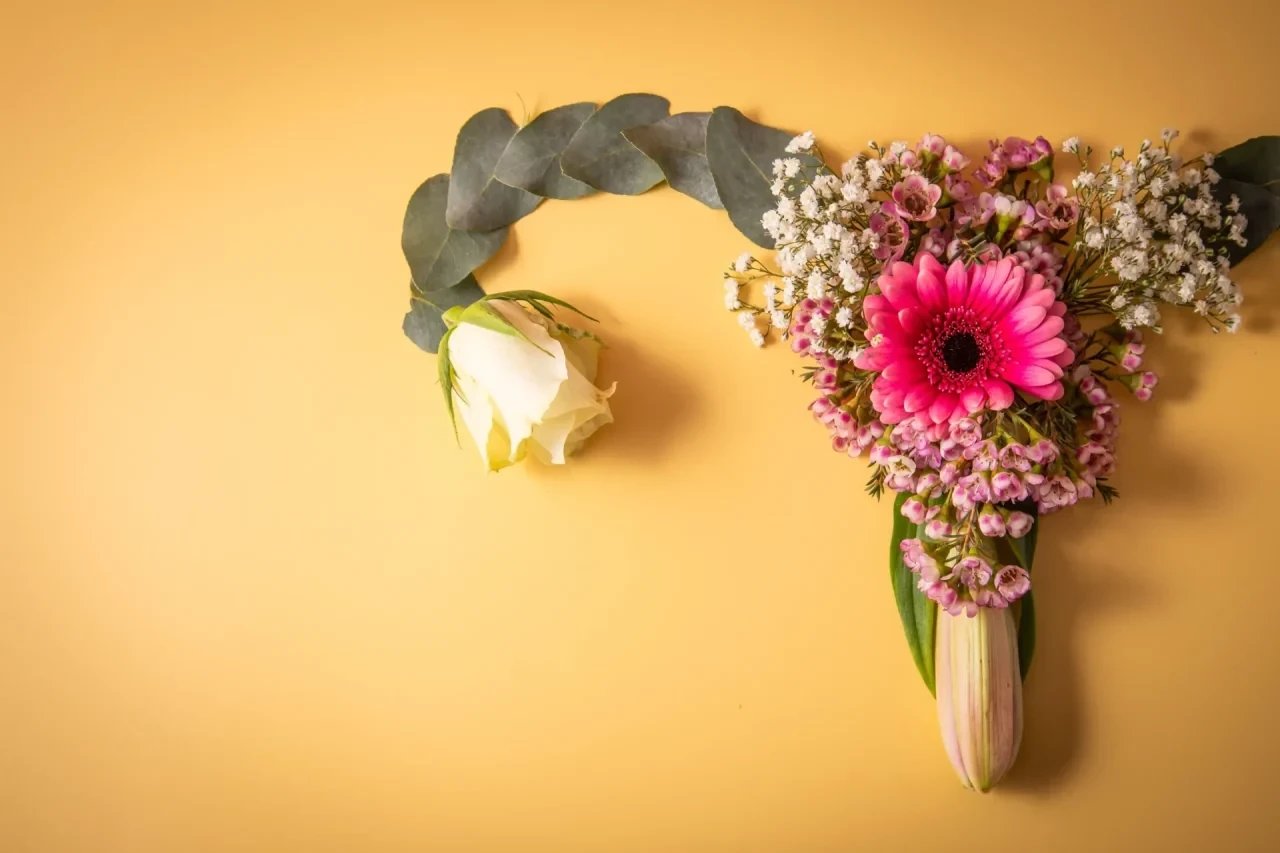 Gebärmutter aus Blumen zusammengesetzt