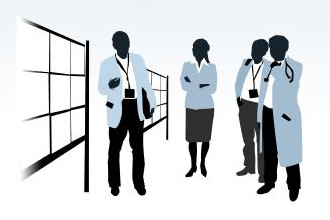 Stilisierte Illustration von vier medizinischen Fachkräften im weißen Kittel mit Stethoskopen und Akten, die in einem Krankenhausgang stehen; im Hintergrund ist links ein großes Fenster mit schwarzem Rahmen sichtbar, die Figuren sind in gedeckten Blau- und Grautönen dargestellt.