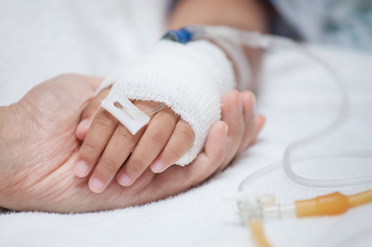 Kinderhand mit Infusionsschlauch