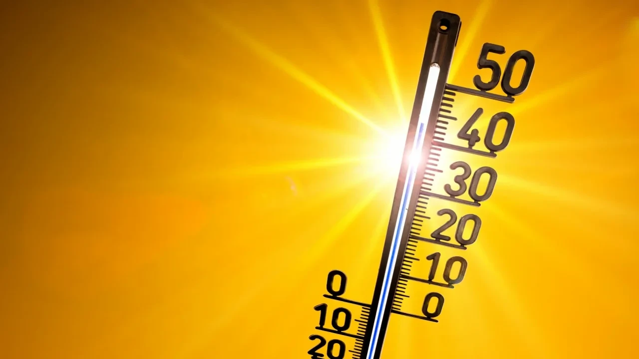 Thermometer vor gleißender Sonne