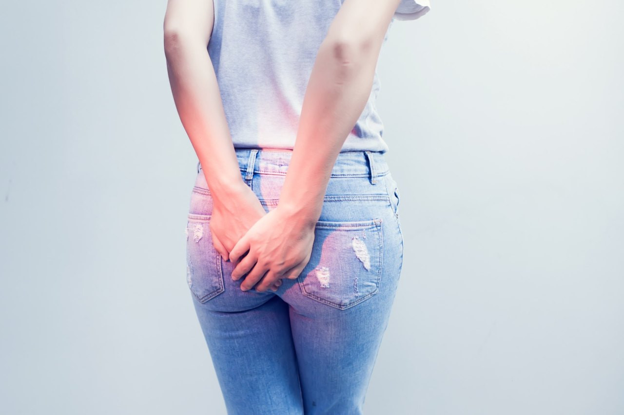 Woman hand holding her bottom because having Abdominal pain and