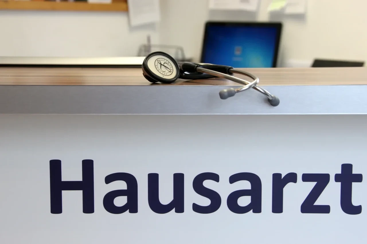 Stethoskop auf einem Tresen mit Schriftzug „Hausarzt"