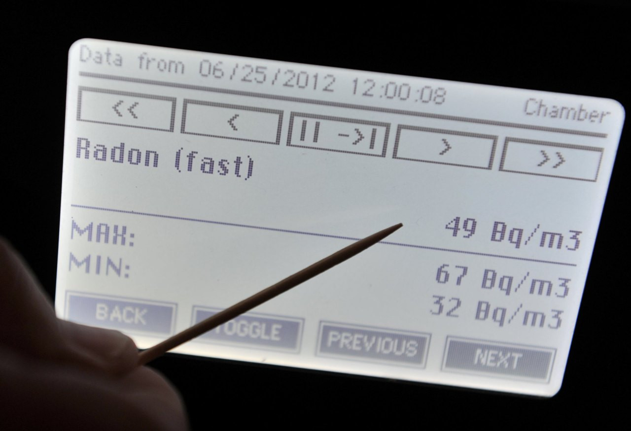 Nahaufnahme eines Radonmessgeräts, das verschiedene Radonwerte in Becquerel pro Kubikmeter anzeigt.