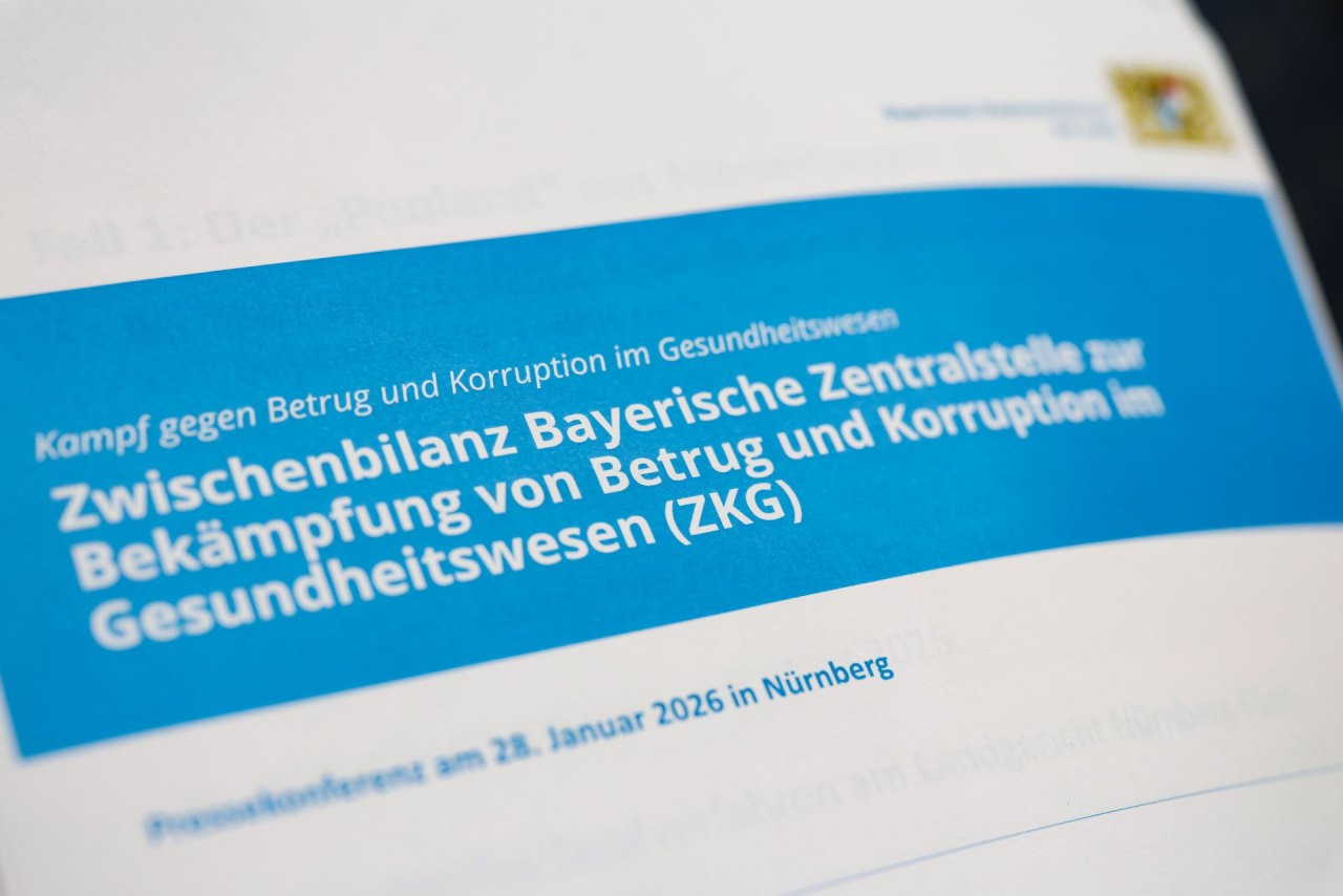 Zwischenbericht der bayerischen Zentralstelle zur Bekämpfung von Betrug und Korruption im Gesundheitswesen; zu sehen ist die Titelseite mit blauem Layout und Landeswappen.