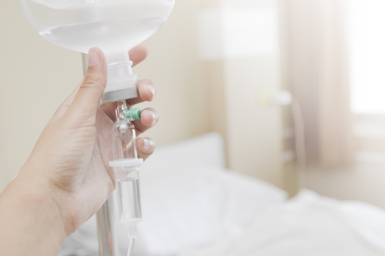 Hand an Infusionsflasche