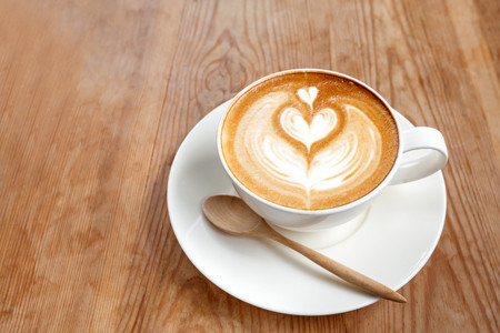 Tasse Cappuccino mit Milchschaum in Herzform