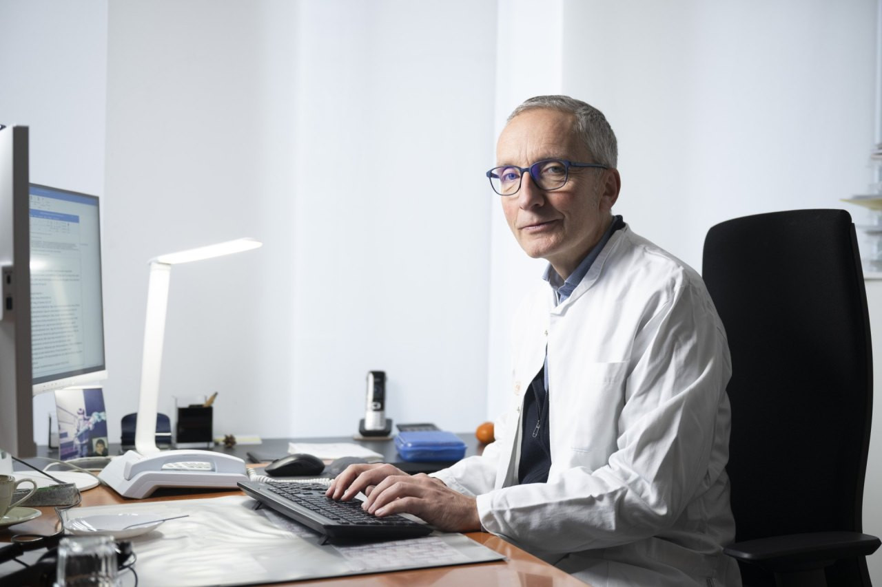 Prof. Reinhard Berner, Direktor der Kinderklinik am Dresdner Universitätsklinikum, in seinem Büro.