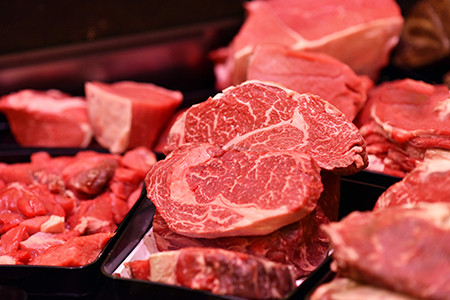 rohes Fleisch in einer Theke