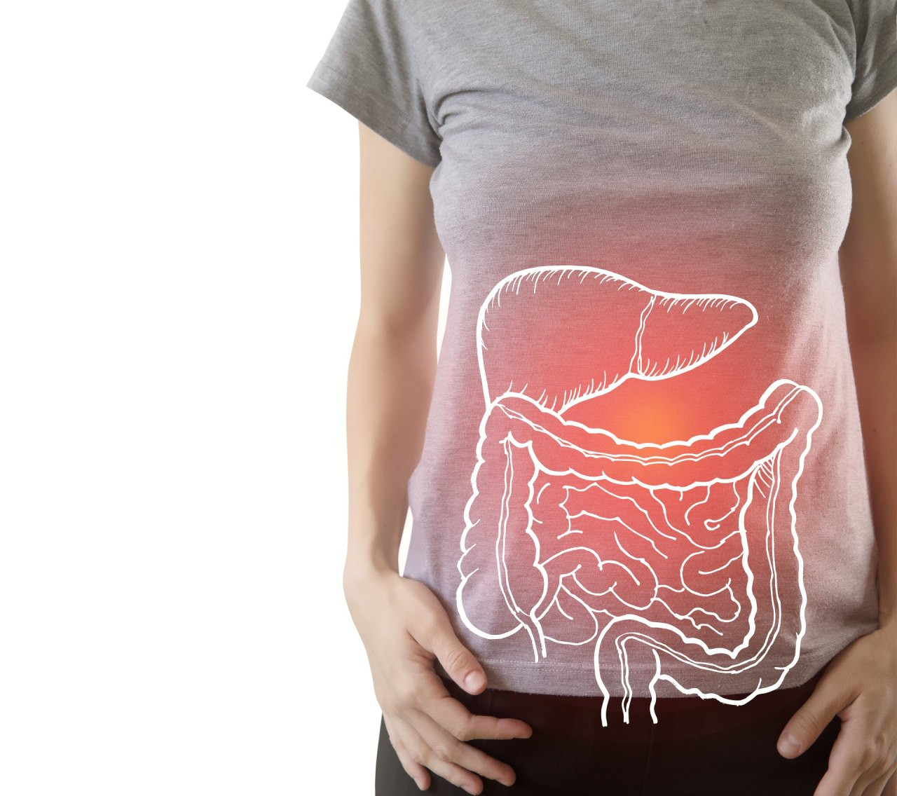 Person im grauen T-Shirt mit grafischer Darstellung des Verdauungstrakts auf dem Bauch. Die Leber und der Darm sind weiß skizziert, ein roter Lichtpunkt markiert den Bereich der Leber.