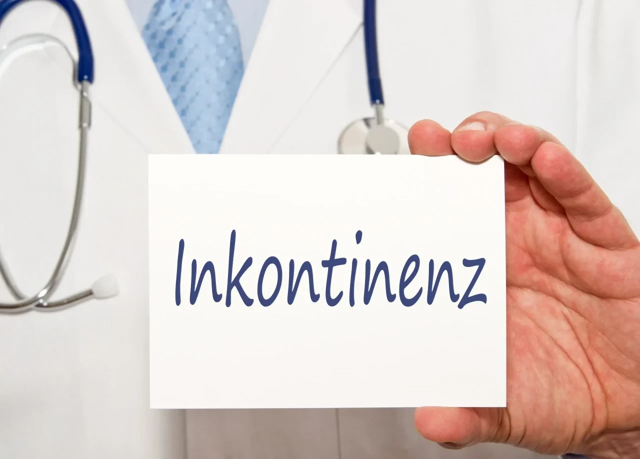 Inkontinenz-Schild in Arzthand