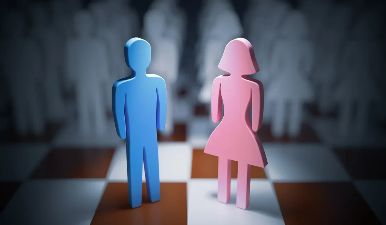 Zwei stilisierte Figuren in Blau und Rosa stehen auf einem Schachbrettmuster vor unscharfem Hintergrund mit weiteren Figuren.