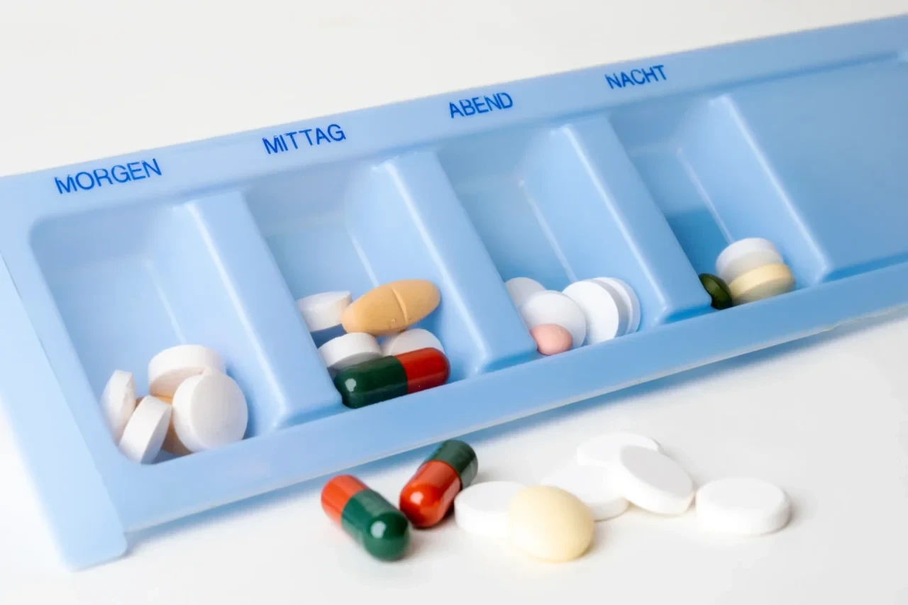 Typischer, in der Klinik gebräuchlicher Medikamentendispenser mit vielen unterschiedichen Tabletten und Kapseln