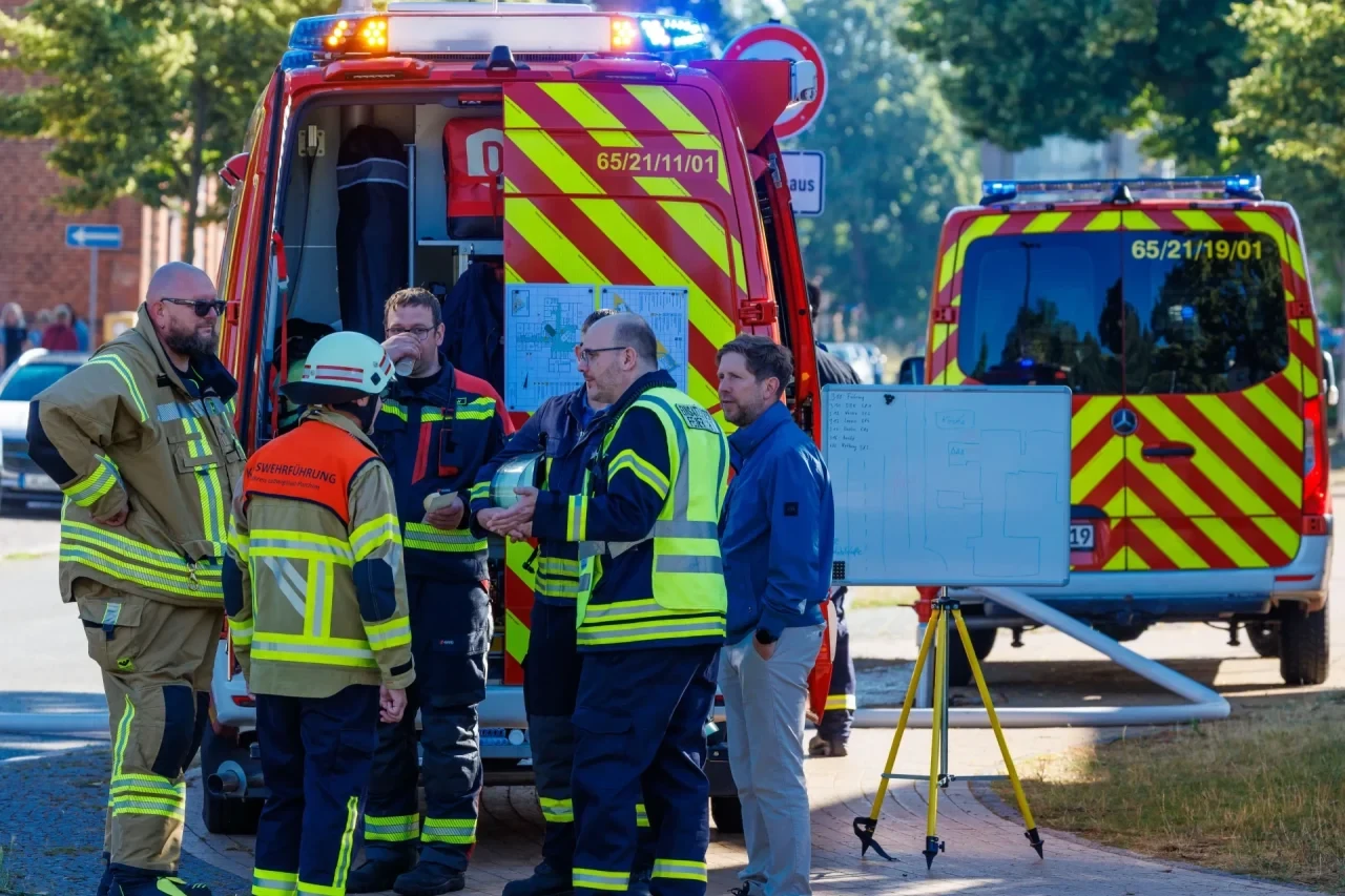 Mecklenburg-Vorpommern, Ludwigslust: Einsatzkräfte von Feuerwehr und Polizei sind am LUP Klinikum im Rettungseinsatz.