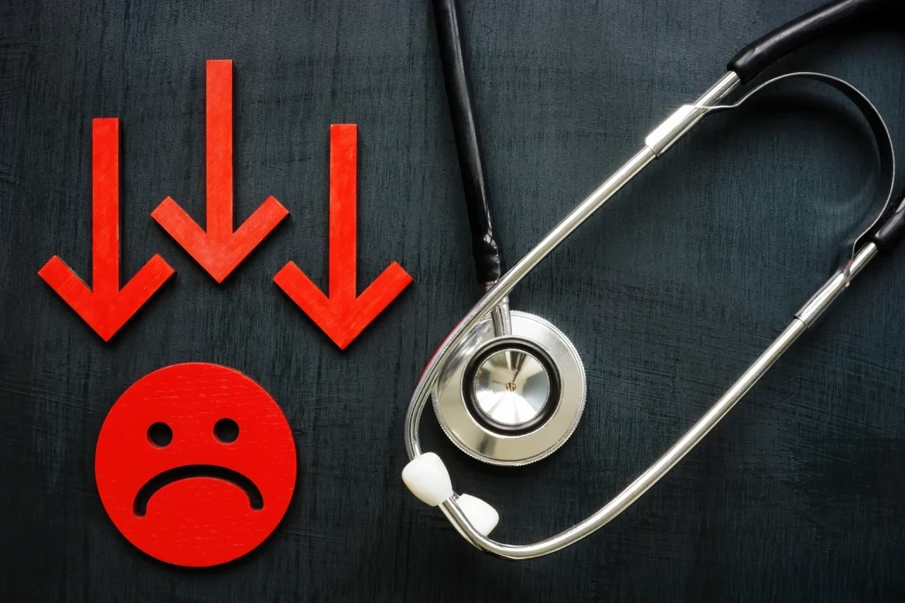 trauriges Smiley neben Stethoskop