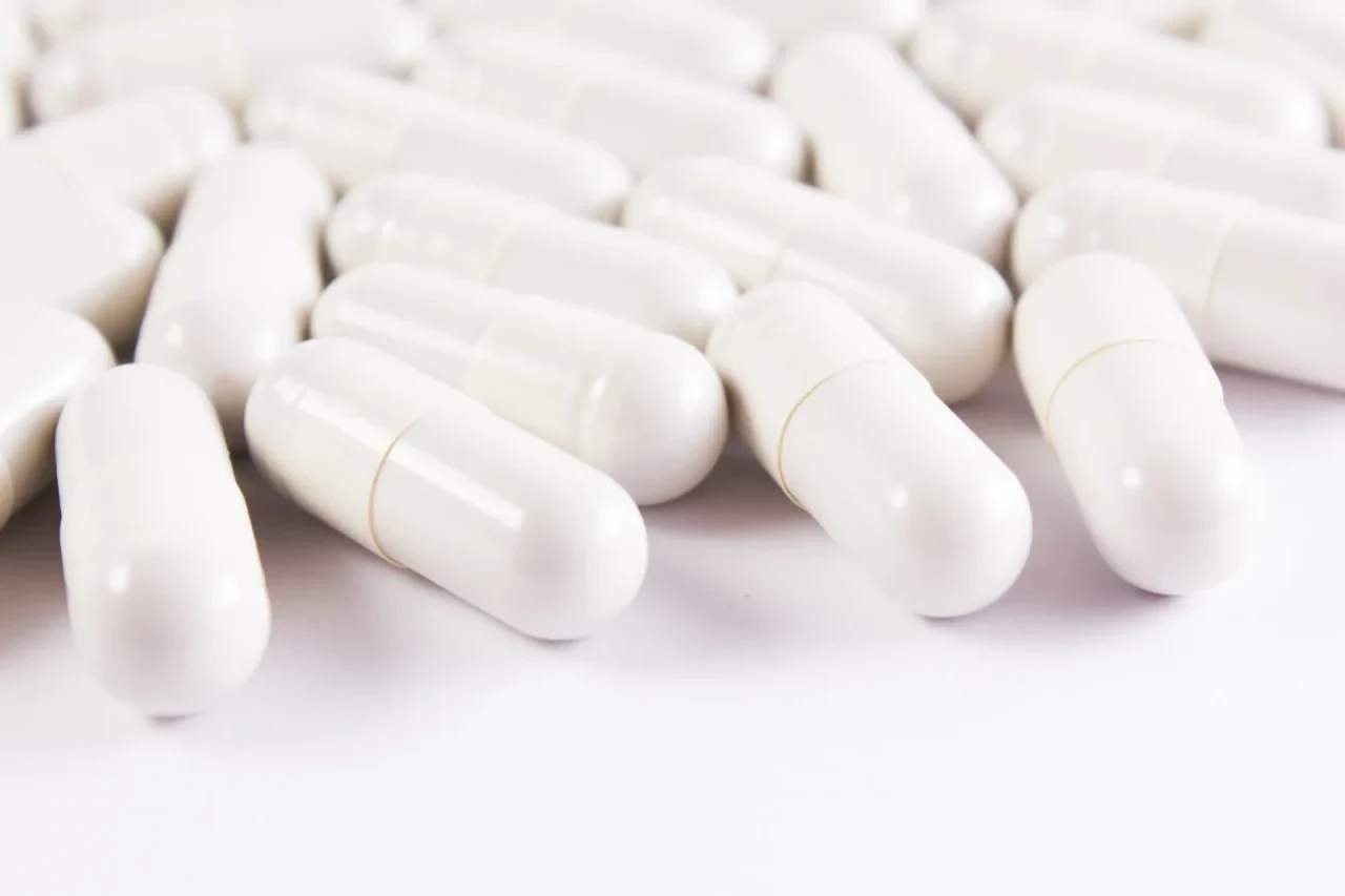 weiße Kapseln und Tabletten