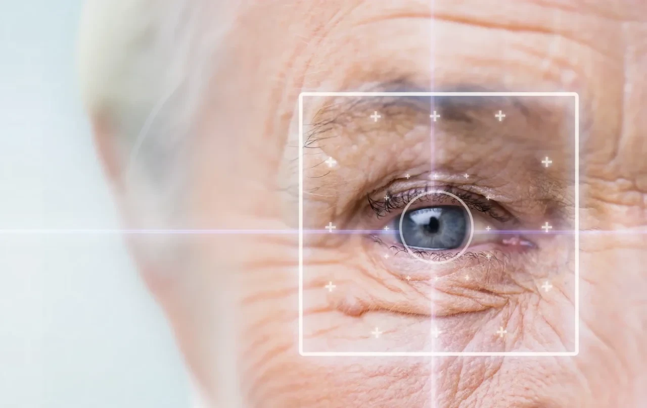 Nahaufnahme eines Auges mit digitaler Analyse-Overlay