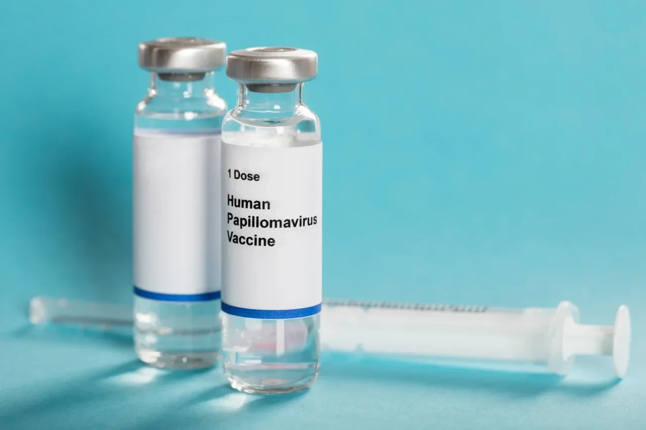 HPV-Impfstoffampullen und Spritze