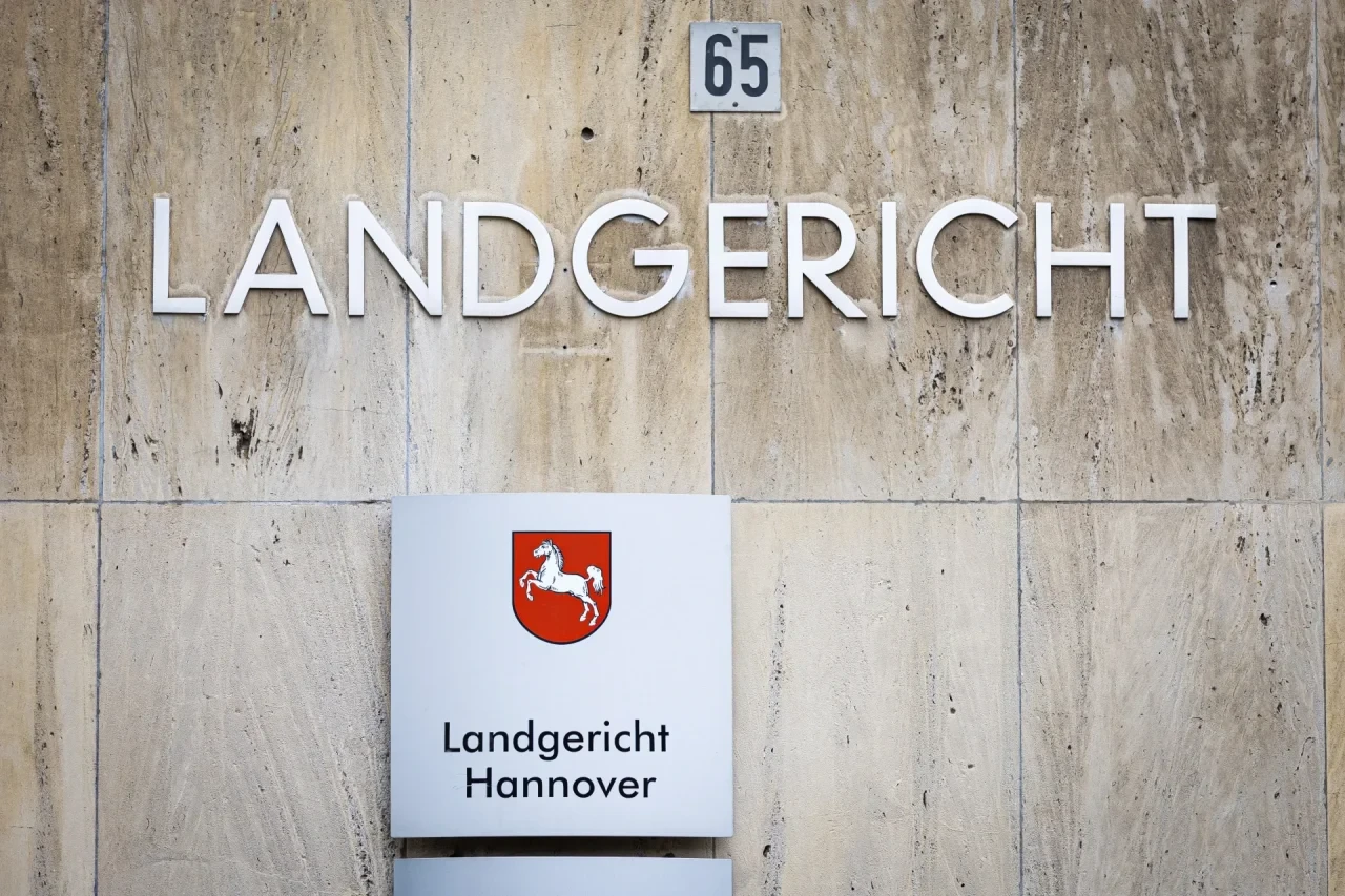 Niedersachsen, Hannover: Der Schriftzug «Landgericht» ist an einer Fassade am Landgericht Hannover zu lesen.