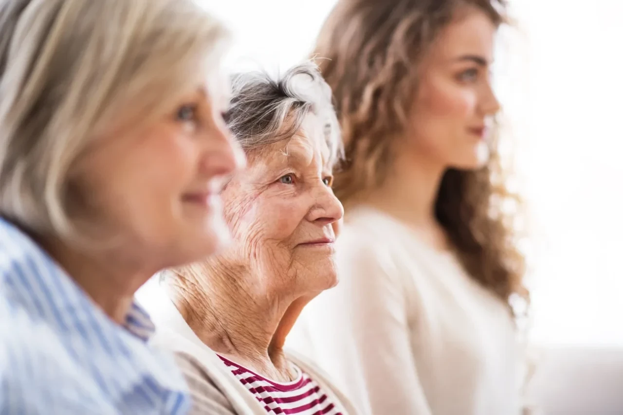 Drei Frauen unterschiedlichen Alters im Profil nebeneinander