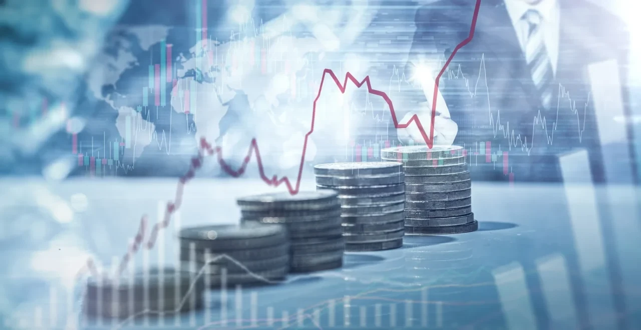 Steigende Münzstapel vor Börsenkurs-Chart