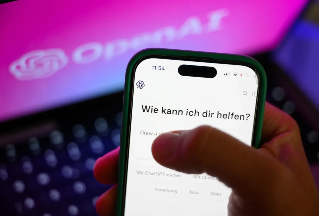 Smartphone mit dem KI-Chatbot ChatGPT