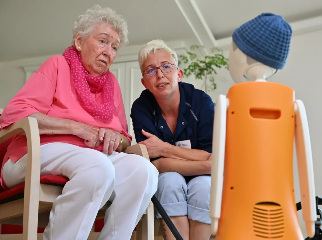 Bewohner im Seniorenpflegeheim Sonnenhof sprechen mit dem Empathie-Roboter „Navel“, von den Bewohnern liebevoll Paul genannt.