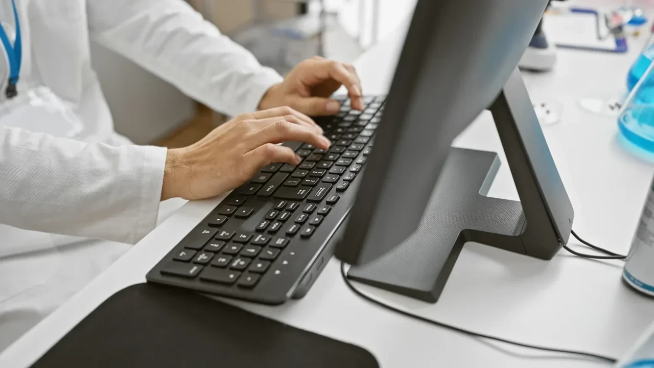 Ärztin am Computer