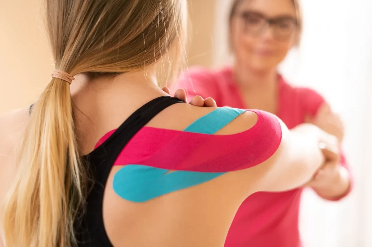 Kinesiotaping der Schulter bei muskuloskelettalen Beschwerden durch eine Physiotherapeut