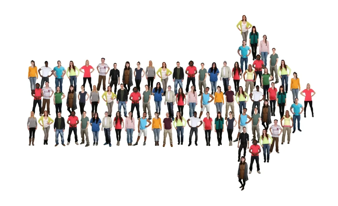 Eine große Gruppe von Menschen bildet gemeinsam die Form eines Pfeils, der nach rechts zeigt – symbolisch für Lotsenfunktion und den gemeinsamen Weg zur Lungenkrebs-Früherkennung.