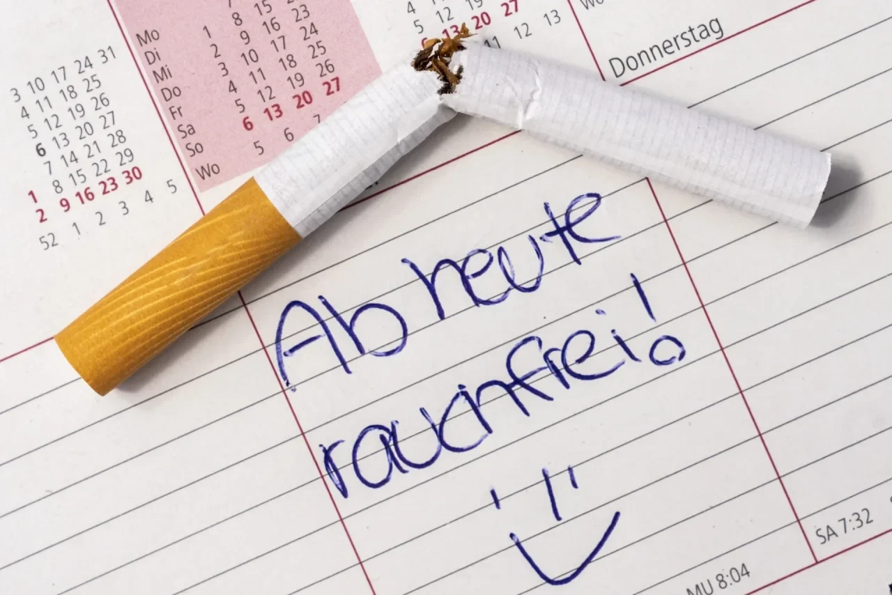 Eine durchgestrichene Zigarette liegt auf einem Notizzettel mit der handschriftlichen Aufschrift „Ab heute rauchfrei!"