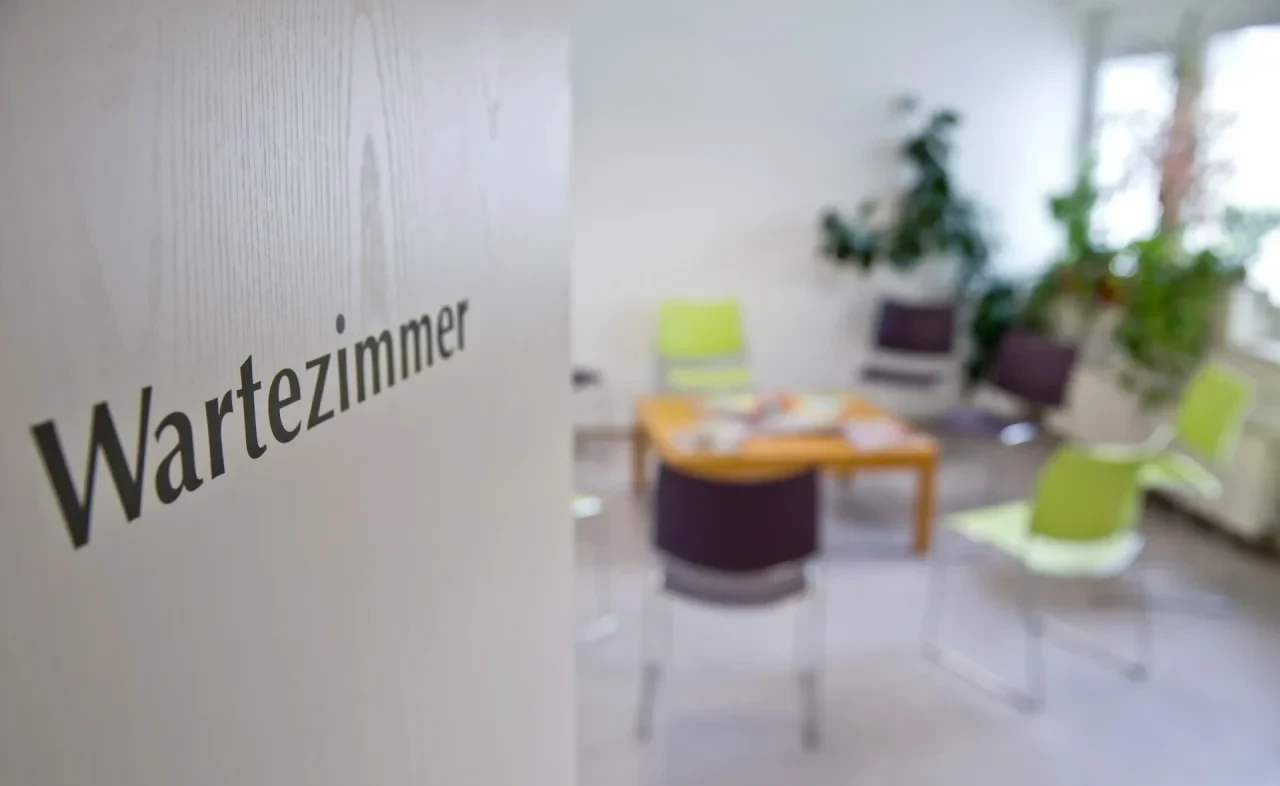 Ein Blick ins Wartezimmer einer Hausarztpraxis