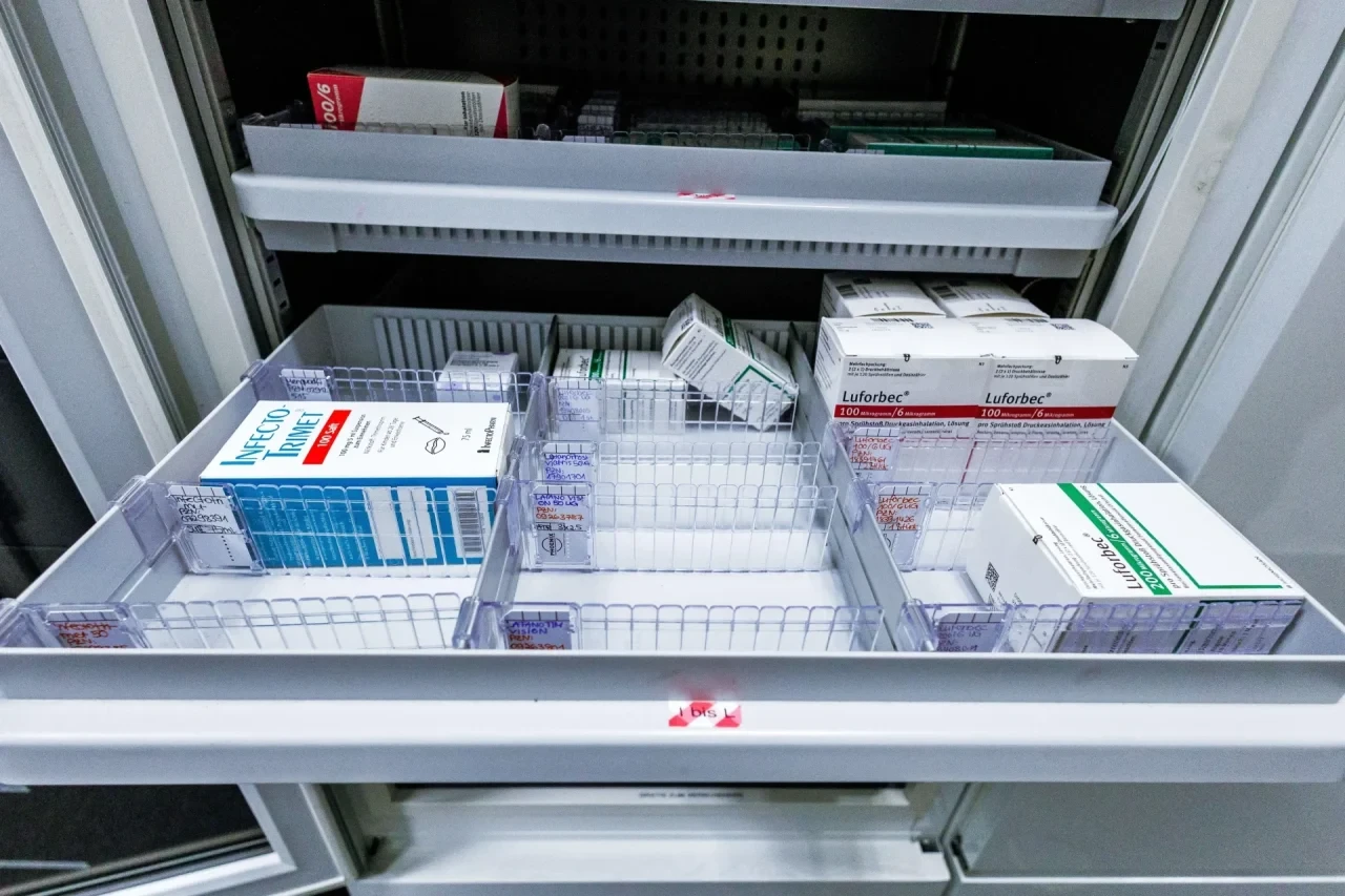 Verschreibungspflichtige Medikamente wie das Antibiotikum InfectoTrimet und das Asthma-Präparat Luforbec liegen in der Schublade einer Apotheke.