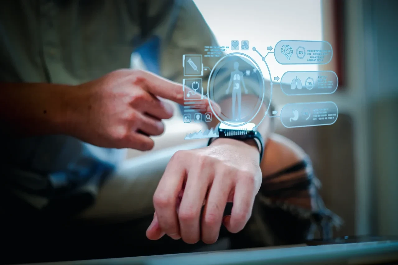 Smartwatch am Handgelenk mit digitalen Gesundheitsdaten