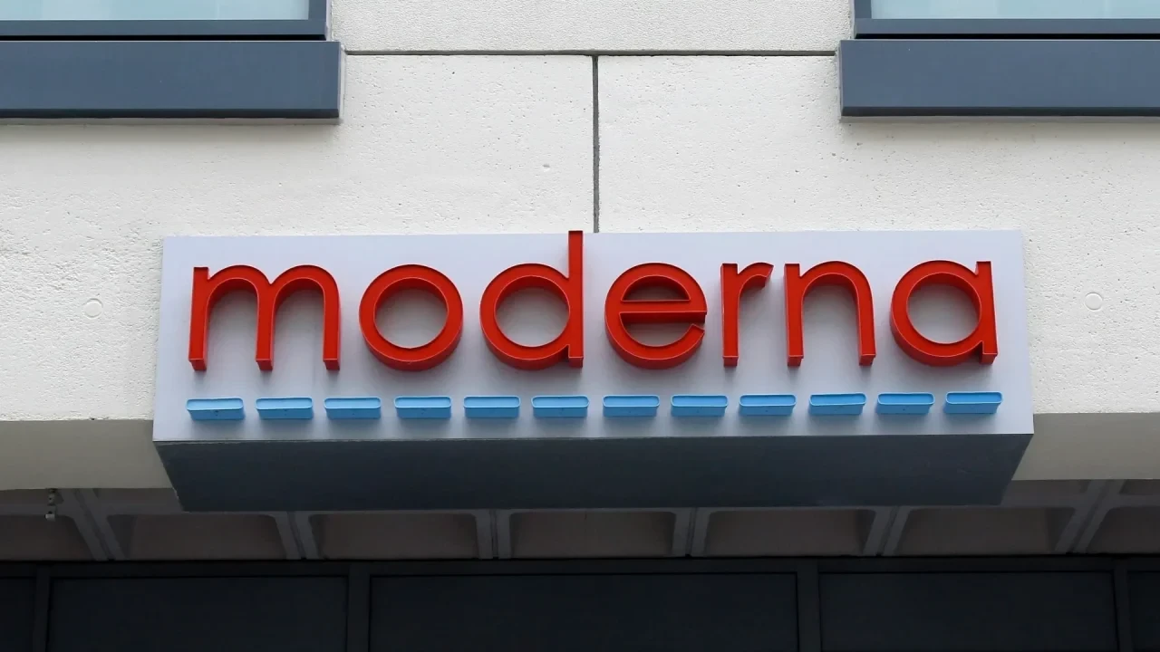 USA, Cambridge: Der Schriftzug «moderna» ist am Eingang eines Gebäudes des US-Unternehmens zu sehen