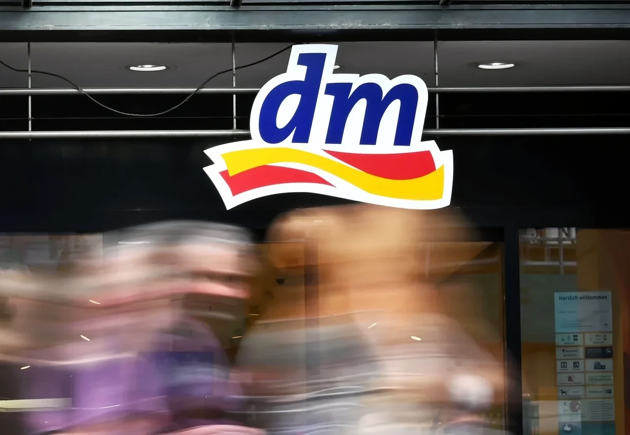 Außenaufnahme einer Filiale der Drogeriemarktkette dm in der Karlsruher Innenstadt (Aufnahme mit Langzeitbelichtung).